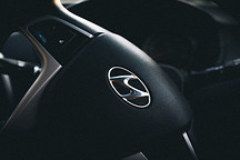 现代驶入“紧急状态”，郑义宣带头降薪两成