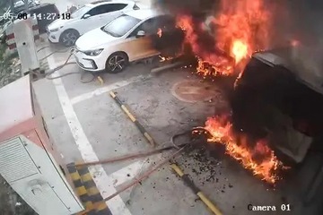 广东一充电站新能源汽车自燃5分钟监控视频曝光
