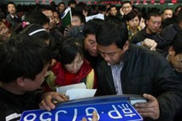 人大代表曾庆洪：适当增加汽车限购地区号牌配额