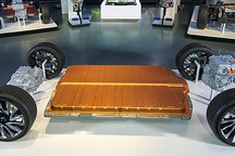 宁德时代比亚迪隔空斗法背后：三元锂真要玩完了？