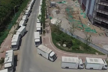 西安某地一批新能源汽車被拋棄，停放一年成為僵尸車