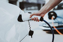 特斯拉、蔚来们狂奔，宝马们不想成为“诺基亚”