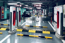 特斯拉全球最大72桩超级充电站今日上线