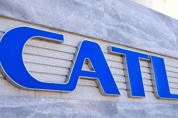 宁德时代豪掷近300亿扩产 恰逢特斯拉“加单”供应商 锂电池产能成产业链命门