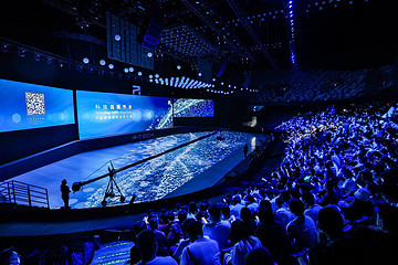 欲与“苹果”试比高，R汽车做对了什么？