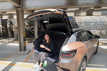 小姐姐狂問：后排車窗按鍵在哪里？在哪里？