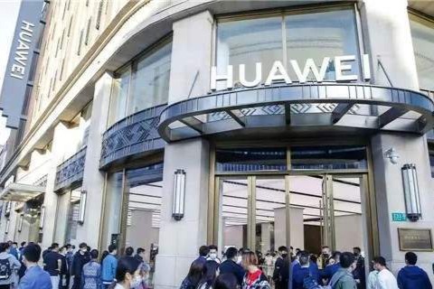 华为卖车“高薪抢人”，下半年将引入赛力斯SF7