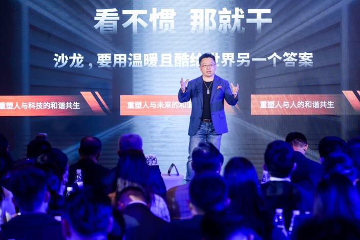 沙龙带来机甲科技新品类  以差异化创新入局豪华纯电赛道