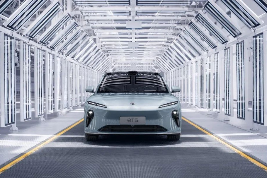 蔚来ET5首批生产线预生产车正式下线