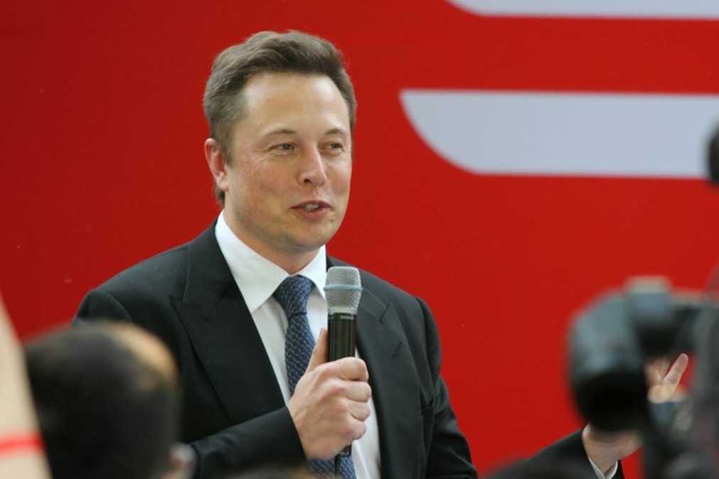 電動界頂流“搞事情”，馬斯克這倆操作只為這一個目的？