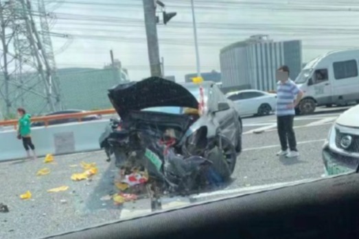 特斯拉高速撞上高架隔离墩!网友:林志颖“同款”车祸