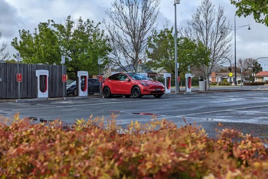 測試過其他14款車后，終于明白為什么都對特斯拉汽車著迷