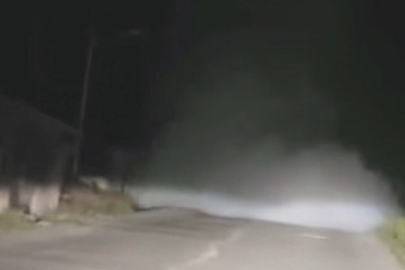 開車遇到團霧咋辦？老司機教你幾招，關(guān)鍵時刻能救命，新手要會