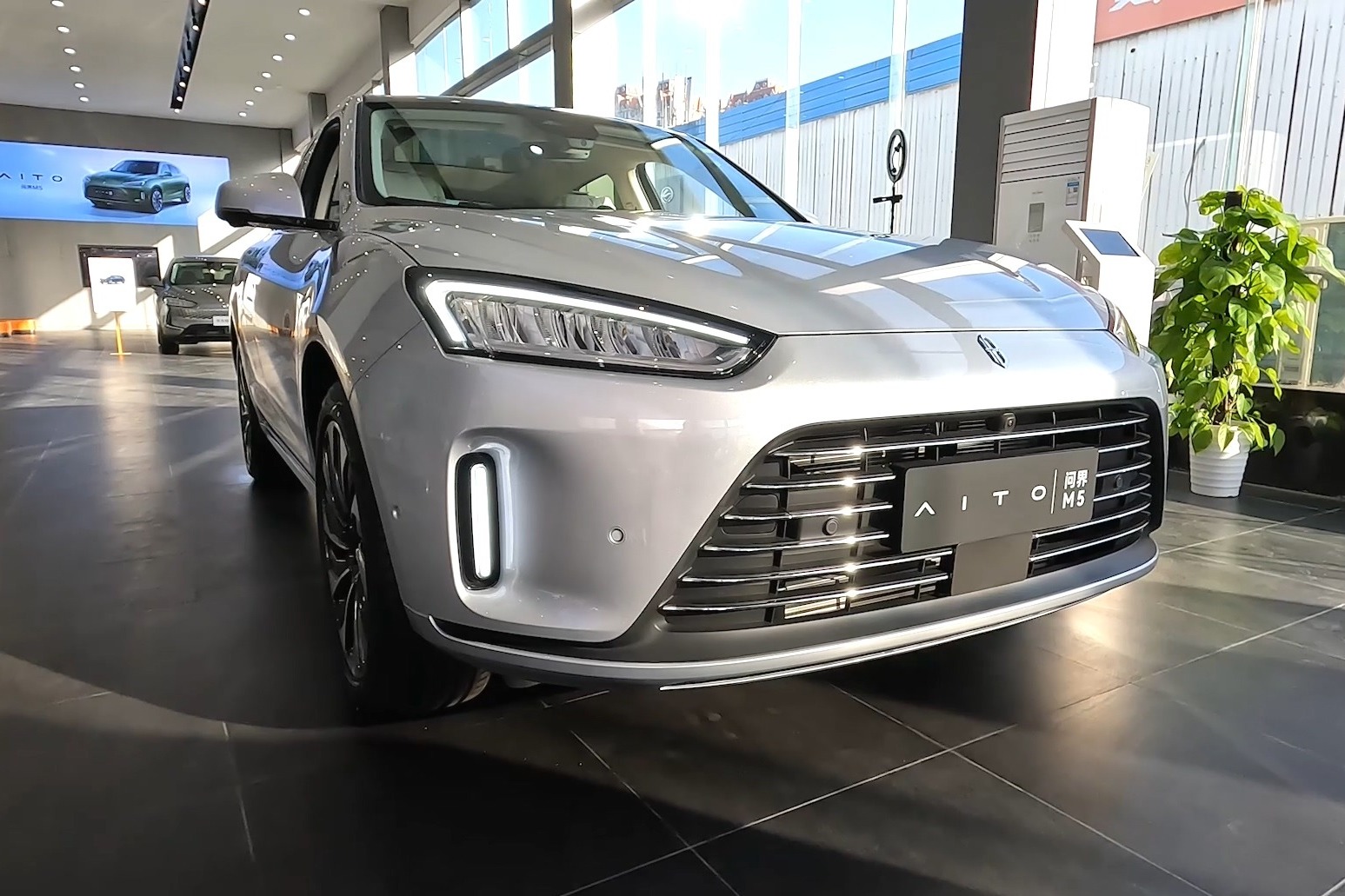 都是華為加持，賽力斯的問界月銷過萬，為什么北汽的極狐卻撲街