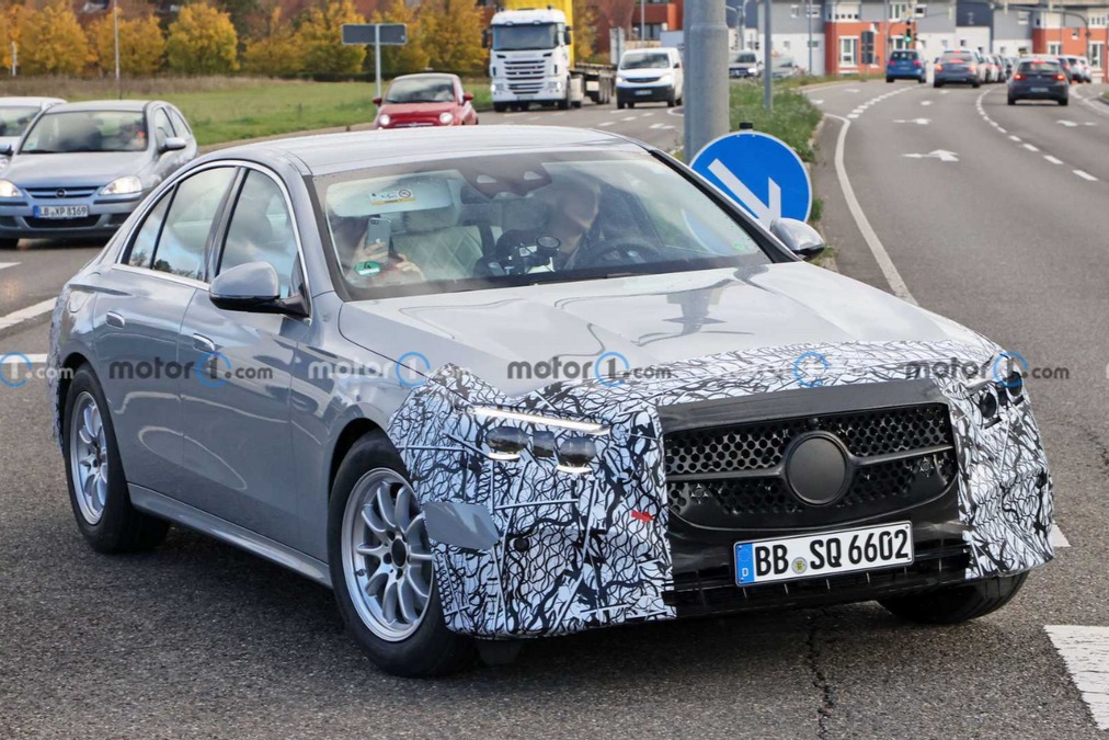 全新奔驰E级曝光，内饰向EQ系列看齐，压力给到5系、A6！