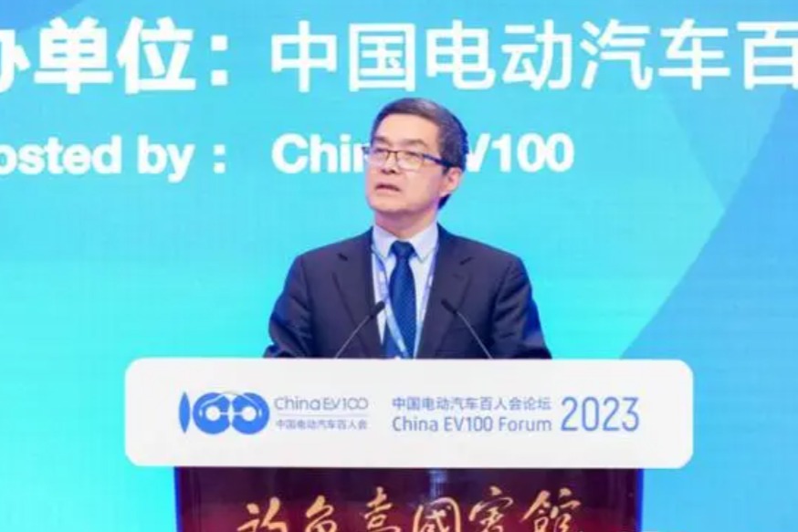 欧阳明高：电动化转型还需10年 近中期插电混动将成主流