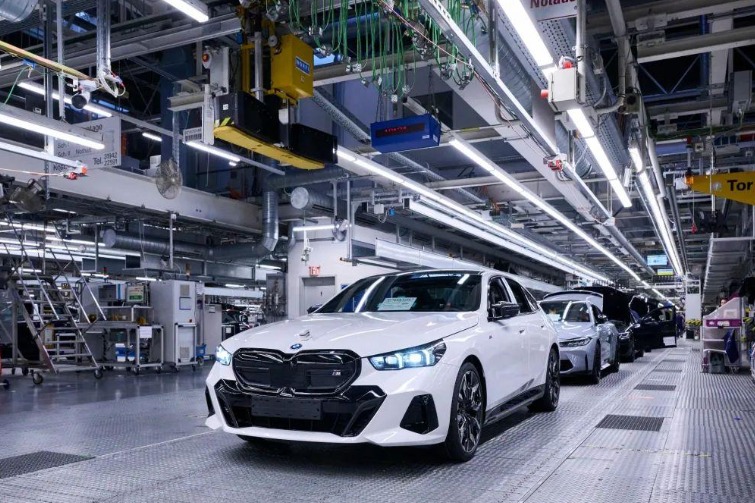 宝马5系首款纯电动车i5正式下线 明年引入国内