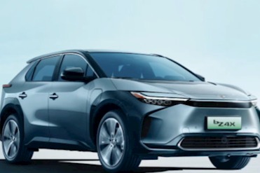 豐田bZ4X車主實(shí)測(cè)太陽(yáng)能車頂：2萬(wàn)選裝 一天充電1.5度 能跑10Km