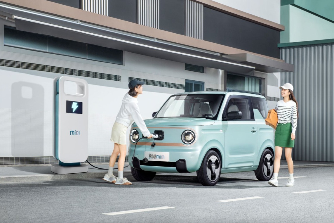 续航200km有快充 售价3.99万的熊猫mini龙腾版上市