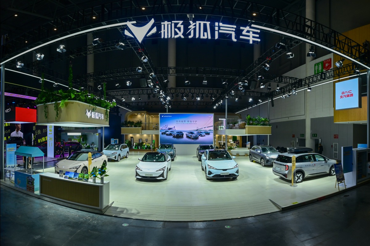 極狐汽車5系雙子星領銜，比油車價更低的純電車亮相成都車展