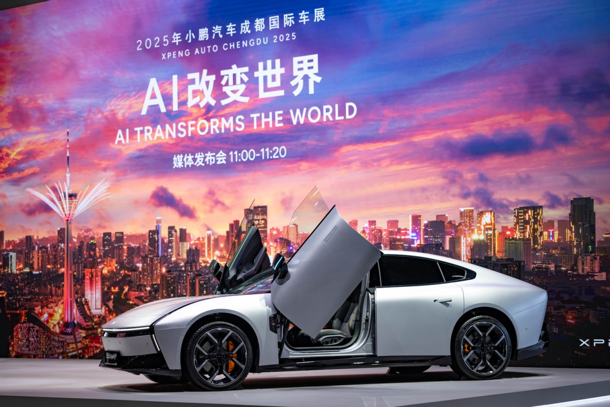 小鹏携AI科技全明星阵容亮相成都车展！全新小鹏P7首批交付现场火爆