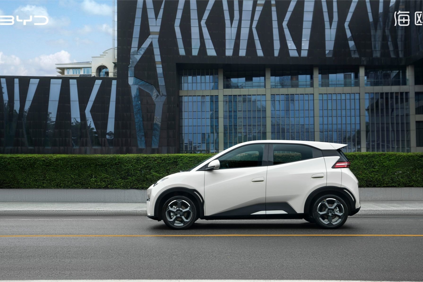 比亚迪终结18个月同比连增，自主三强逆袭狂奔