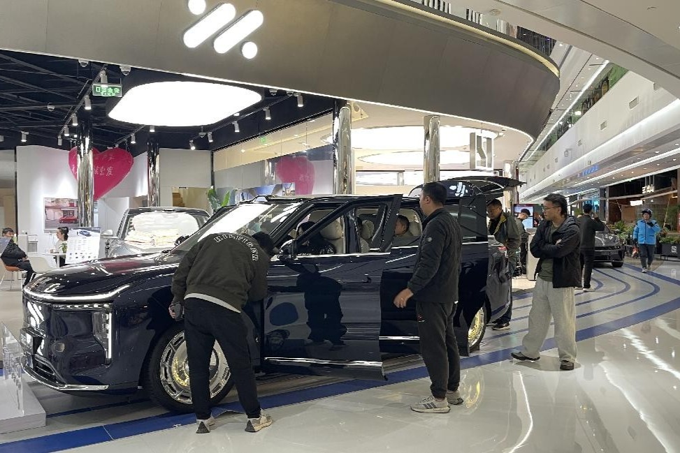 30万级大六座SUV，智己LS9和问界M8，哪款更值得推荐？