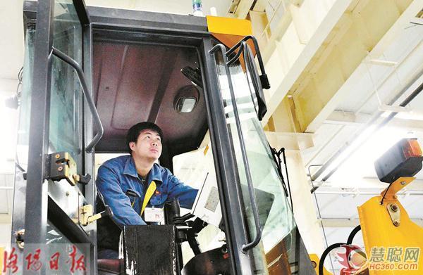  國內(nèi)首臺遠程遙控無人駕駛特種裝載機問世 