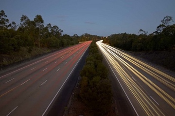 这条高速路专为电动车准备，18个充电站长2000公里