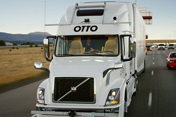 卡车司机下岗倒计时？ Tesla 曝光 Semi 卡车新功能