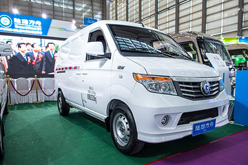 最大续航220公里，陆地方舟新款纯电动物流车威途X30亮相深圳