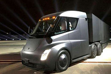 实拍特斯拉电动卡车上路测试，悄无声息的卡车