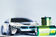 新能源汽车企业豪赌锂电池 风口已现但产能不足