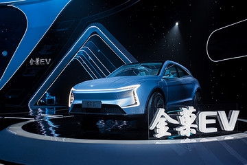 SF MOTORS中文品牌定名金菓EV，首款車型SF5明年3季度上市