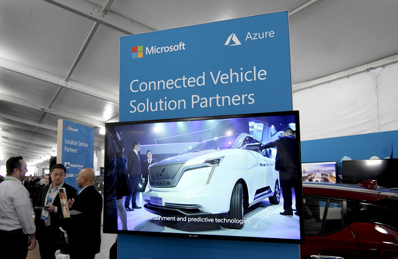 微软展台展示与艾康尼克基于互联车辆平台的合作.jpg