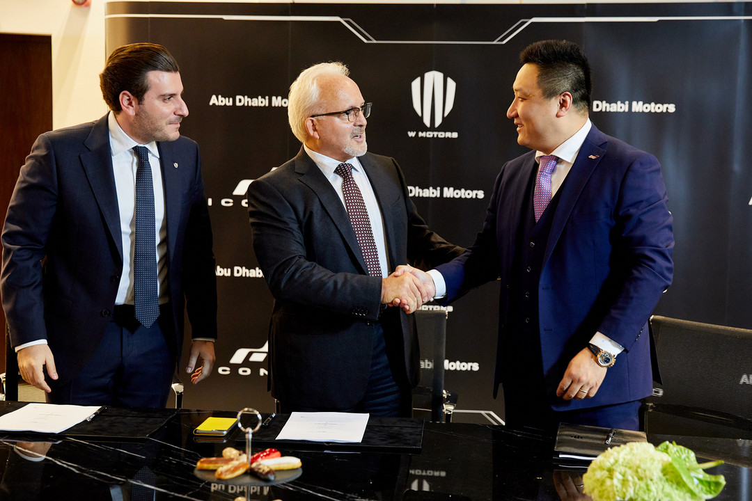 （从左到右）W Motors CEO Ralph Debbas、阿布扎比汽车公司总经理Arno Husselmann和艾康尼克总裁吴楠共同签署合作协议.jpg