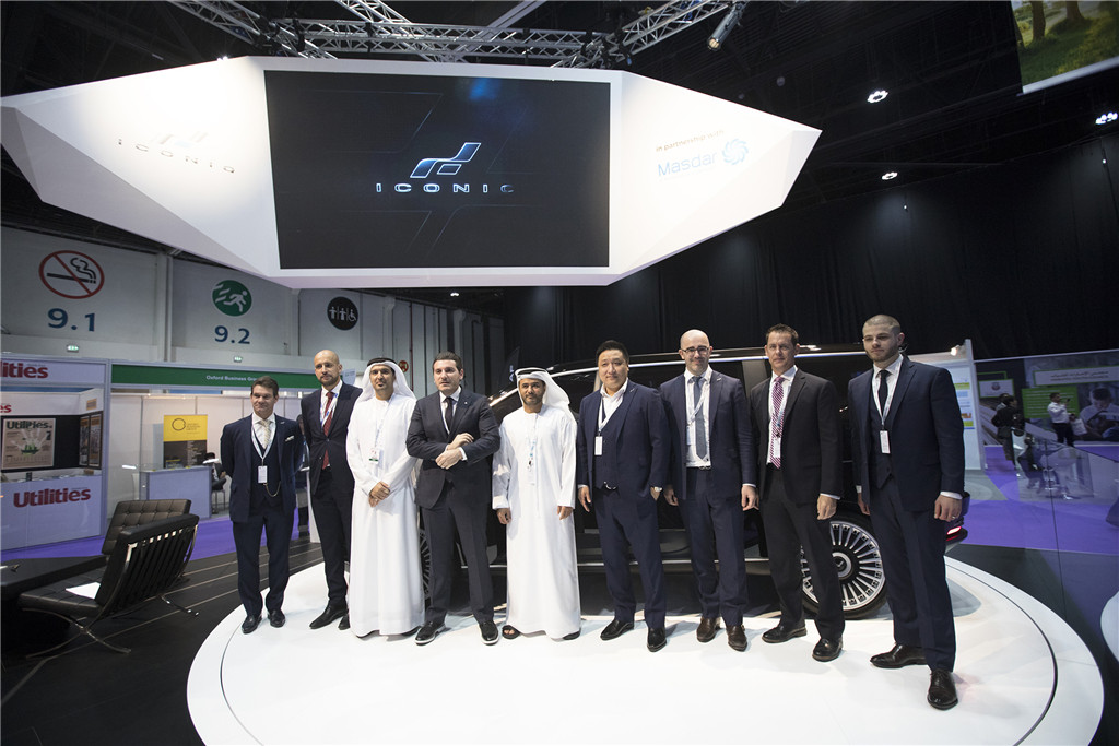 （左三至左七）Safe City集团CEO Ali Al Omari、W Motors CEO Ralph Debbas、玛斯达尔可持续发展房地产公司执行董事Yousef Baselaib和艾康尼克总裁吴楠、CEO Bruno Lambert在阿布扎比可持续发展周艾康尼克展台.jpg