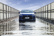 飆到240km/h？油耗2.3L？試駕能上山會(huì)下水的豪華插混SUV——WEY P8