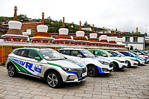 第五屆環青海湖（國際）電動汽車挑戰賽塔爾寺巡游祈福 莫慧蘭等體育明星助陣