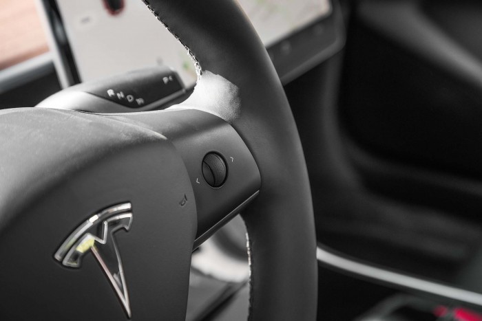 Tesla-Model-3-volume-steering-wheel-controls-02