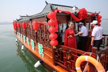 国内首艘纯锂电画舫船安徽万佛湖首航