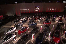 直击特斯拉Model 3交车仪式：一场盛大的粉丝“party”