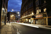 一物多用：英国路灯变身成为电动汽车充电桩