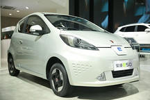 首輛純電動汽車榮威E50上海掛牌上路