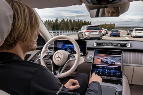 英國交通部新規(guī)：車輛自動駕駛期間司機通過車載設(shè)備看電視發(fā)生事故，將由保險公司承擔責(zé)任