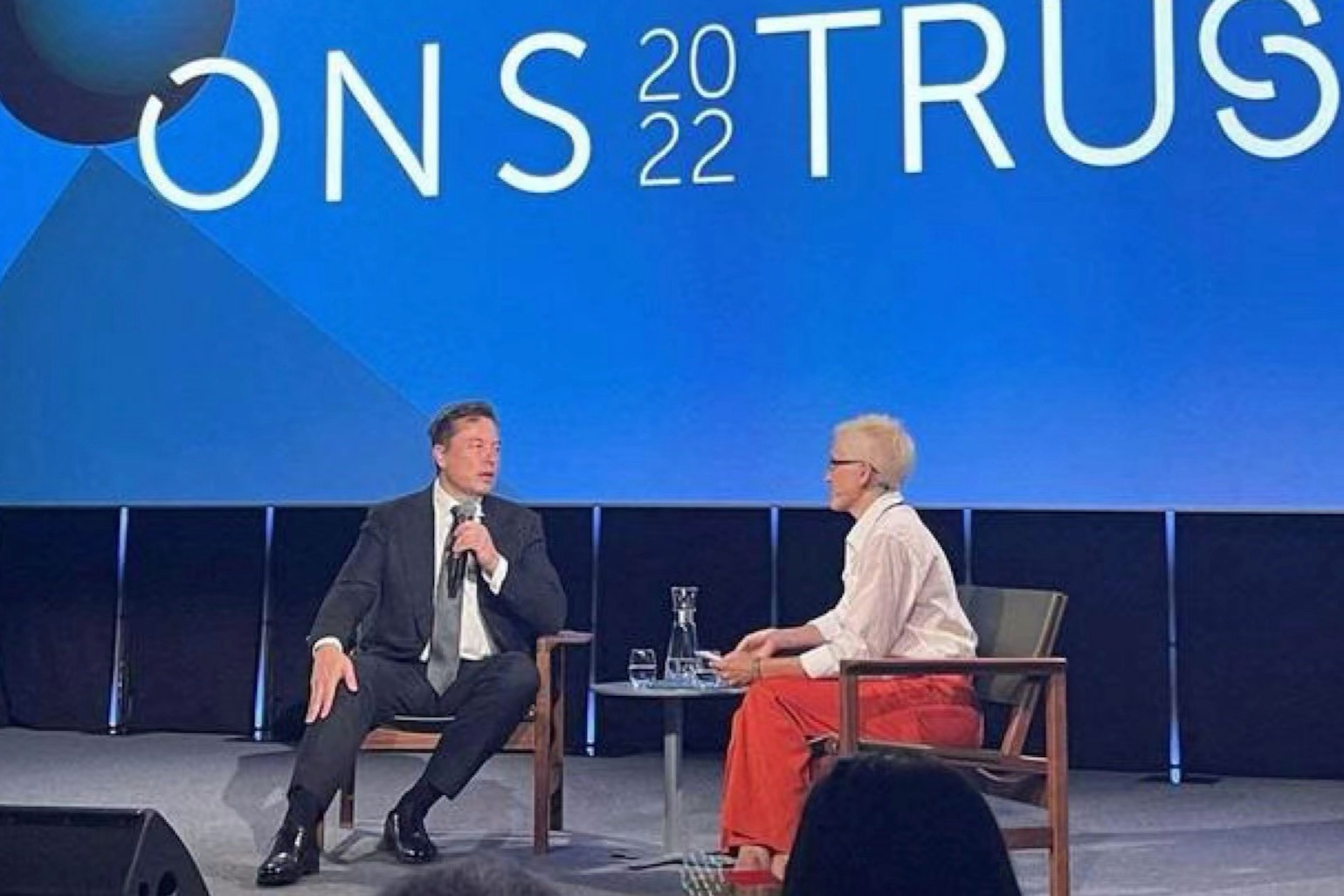 马斯克：特斯拉的目标是FSD在年底前准备就绪