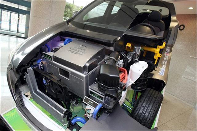 對于電動汽車來說，有了電池還需要電瓶嗎？