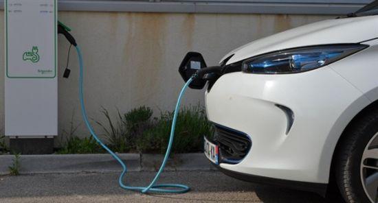 插电式混合动力车在没电的情况下油耗要比燃油车高多少？