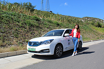 開著東風(fēng)風(fēng)神E70 和小美女一起定都閣上撒狗糧