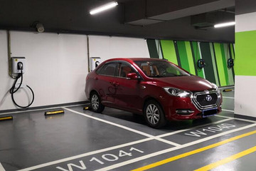 每度电只要0.38元还没有服务费！环球金融中心豪华充电站初体验